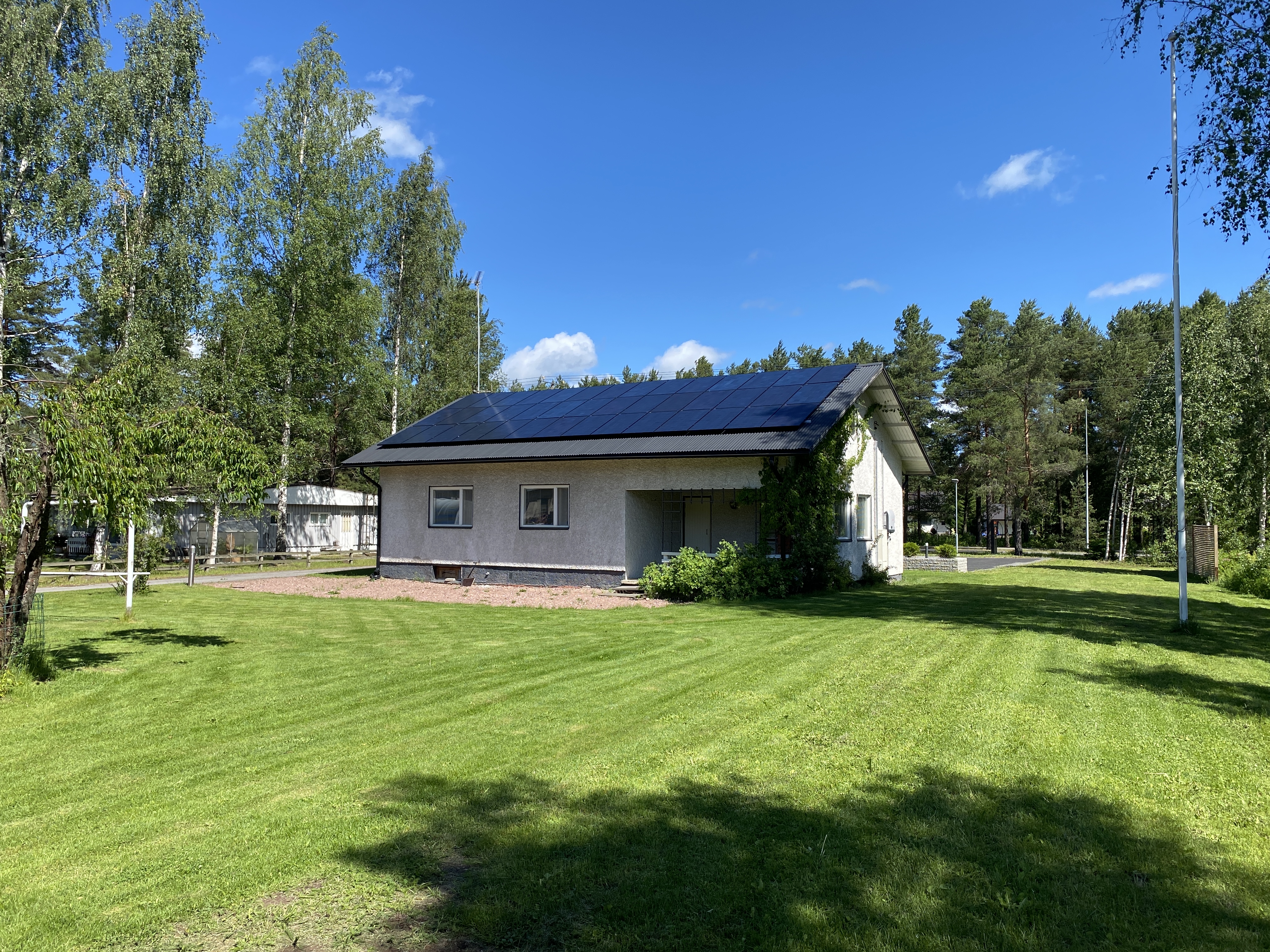 Aurinkopaneelit omakotitalo kesä
